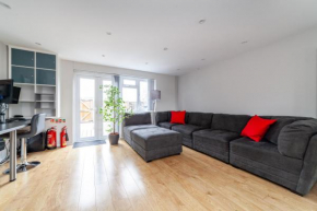 Quiet & Spacious 2BR Flat wGarden near Edmonton